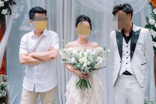 Mặc váy thướt tha còn cầm hoa cưới chụp ảnh cùng chú rể, cô gái khiến dân tình tranh cãi