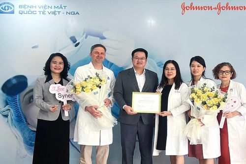 Mắt Việt - Nga liên tục nhận giải phẫu thuật nhiều nhất Việt Nam về thủy tinh thể đa tiêu cao cấp