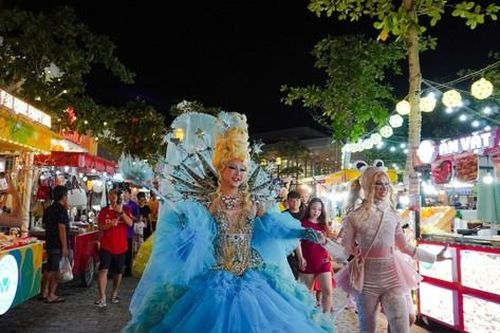 Show LGBTQ+ 'Xúng xính' gây sốt tại chợ đêm Vui Phết, Phú Quốc