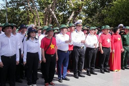 Đoàn công tác tỉnh Tuyên Quang thăm và động viên quân, dân quần đảo Trường Sa