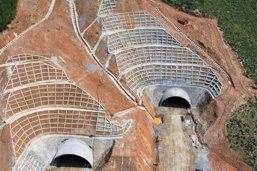 Thông hầm xuyên núi trên cao tốc nối Hà Tĩnh - Quảng Bình