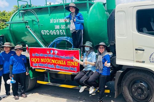 Mát ngọt 'giọt nước nghĩa tình'!