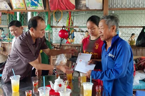 Phó Bí thư Huyện ủy, Chủ tịch UBND huyện Châu Phú thăm, động viên các hộ dân nhà bị cháy ở xã Bình Long