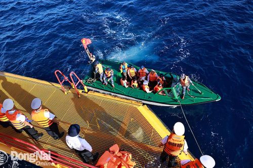 Vượt sóng, mang tình cảm Đồng Nai đến với Trường Sa