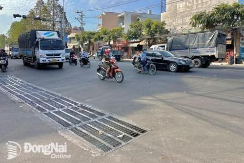 Vận động người dân thu gom rác để hệ thống cống tại ngã ba Trảng Dài không bị ngập
