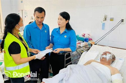 Thăm, hỗ trợ công nhân bị bỏng nặng sau vụ cháy tại Trảng Bom