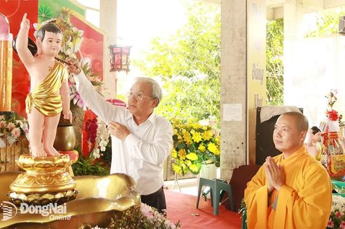 Chủ tịch Ủy ban MTTQ Việt Nam tỉnh Cao Văn Quang chúc mừng Phật đản chức sắc Phật giáo tiêu biểu