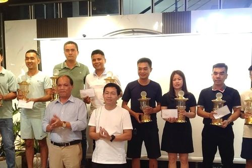Trao giải cho 8 cặp tay vợt xuất sắc ở Giải Quần vợt Công an tỉnh Gia Lai
