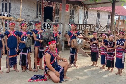 Chàng trai Bahnar đa tài