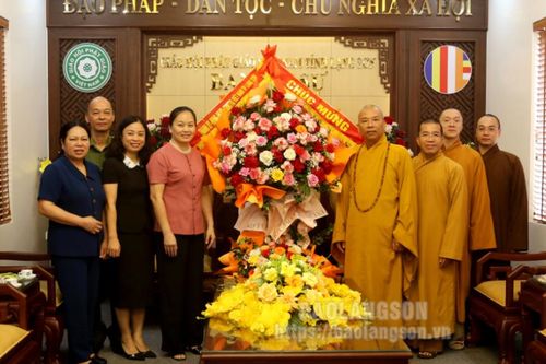 Đoàn công tác của thành phố Lạng Sơn thăm, chúc mừng Ban Trị sự Giáo hội Phật giáo tỉnh nhân dịp Lễ Phật đản