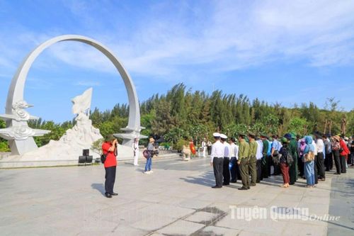 Đoàn công tác của tỉnh thăm, tặng quà tại Trường Sa