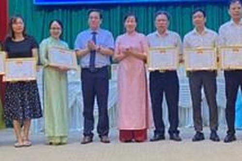 TP. Huế trao thưởng cho học sinh giỏi lớp 9 và các cuộc thi cấp tỉnh năm học 2023 - 2024