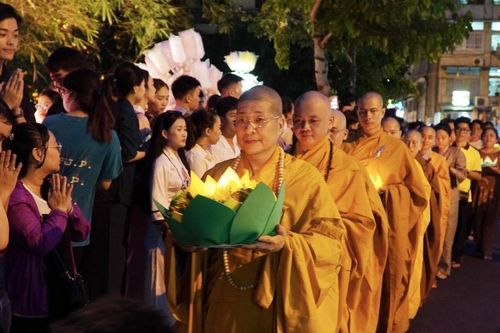 Rực rỡ đêm hoa đăng Kính mừng Phật đản Phật lịch 2568 tại chùa Pháp Hoa