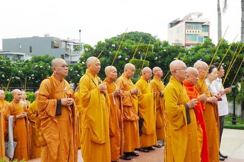 Ban Trị sự GHPGVN Q.Gò Vấp tưởng niệm anh hùng liệt sĩ nhân Phật đản Phật lịch 2568
