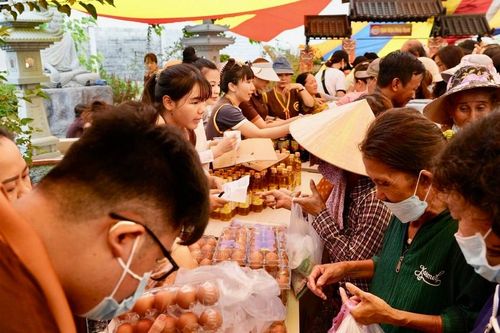 'Phiên chợ 0 đồng' chia sẻ đến những gia đình có hoàn cảnh khó khăn nhân mùa Phật đản