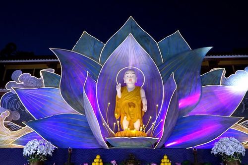 Ngắm sắc màu độc đáo của lễ đài tại Việt Nam Quốc Tự kính mừng Phật đản Phật lịch 2568