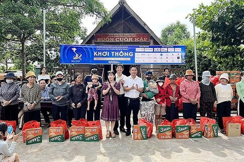 Cộng đồng review bất động sản trao quà tặng cho hộ nghèo tại Đắk Lắk