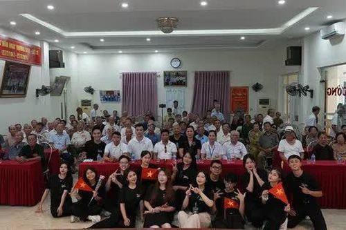 Ký: Đầu súng trăng treo - Khắc ghi lịch sử, tiếp bước tương lai