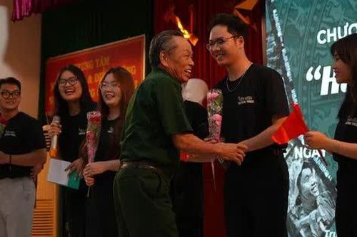 Ký: Đầu súng trăng treo - Người trẻ hướng về cội nguồn