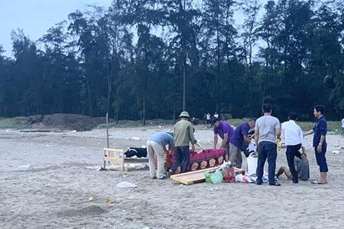 Nỗ lực tìm kiếm hai nam sinh mất tích khi tắm biển