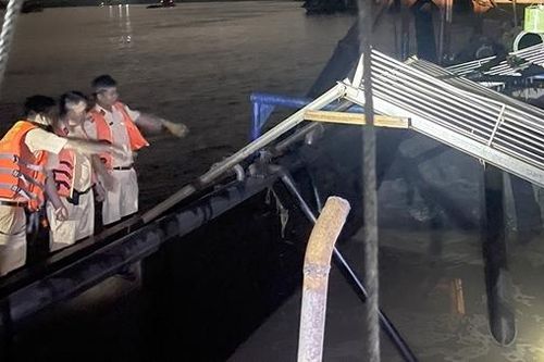 Bắt quả tang 4 tàu hút cát trái phép trên sông Hồng