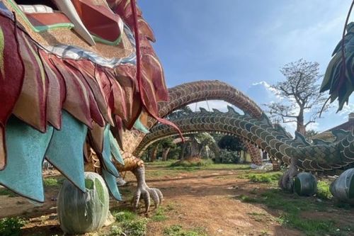 Phạt tiền 90 triệu và buộc tháo dỡ linh vật 'Lưỡng long triều liên'