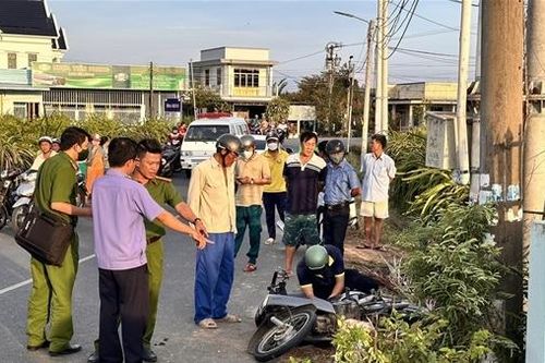 Xe máy lao vào cột điện, 1 người tử vong