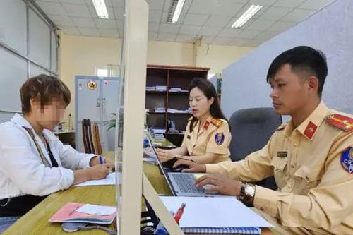Công an triệu tập nhóm phụ nữ nhảy múa giữa đường
