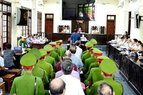 Xét xử sơ thẩm 17 bị cáo trong vụ án hình sự về khai thác quặng apatit trái phép, rửa tiền