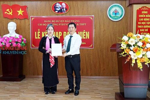 3 học sinh trung học phổ thông được kết nạp Đảng dịp sinh nhật Bác