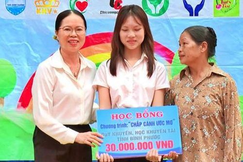 Trao học bổng 'Chắp cánh ước mơ' cho học sinh Nguyễn Thị Thúy Nga