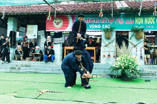 Nghệ thuật múa khèn của người Mông