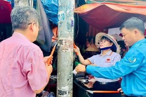 Công an quận Bình Tân: Tiếp tục ra quân bóc xóa quảng cáo sai quy định