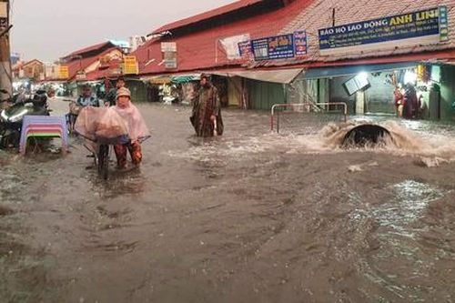 Đường sá tắc nghẽn vì mưa lớn, CSGT dùng xe đặc chủng hỗ trợ người dân