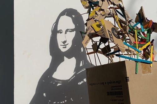 Độc đáo bức tranh Mona Lisa làm từ bìa cứng và ánh sáng