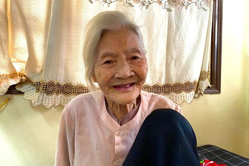 Cụ bà 100 tuổi minh mẫn, đi thăm con cháu mỗi ngày