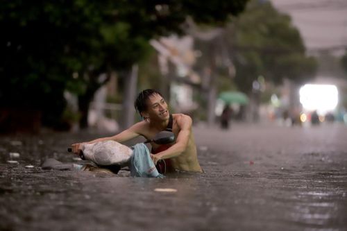 Thành phố Thủ Đức ngập nặng, người dân 'bơi' trong biển nước để về nhà