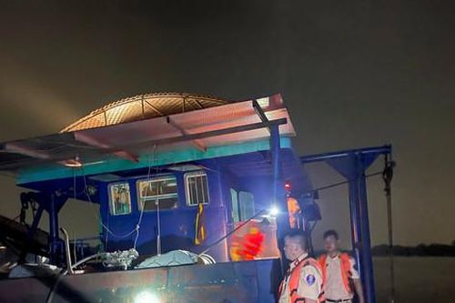 Bắt quả tang 4 tàu 'cát tặc' trên sông Hồng, chủ tàu bỏ chạy