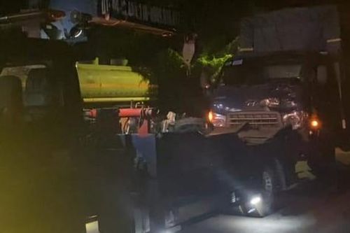 Xe máy 'kẹp 3' đấu đầu ô tô tải, 2 thanh niên chết tại chỗ