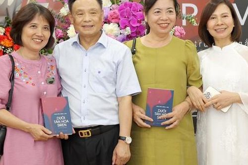 'Dưới tán hoa siren' – Bức tranh sinh động về người Việt ở Nga