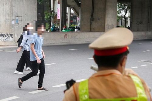 Nhiều người đi bộ sang đường bất ngờ khi bị xử phạt
