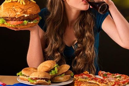 Ăn uống vô độ, nữ sinh viên 20 tuổi phải nhập viện tâm thần