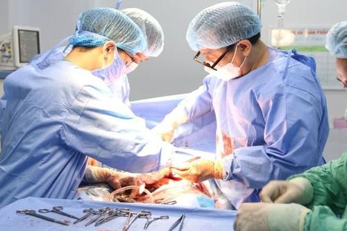 U xơ tử cung to như thai 4 tháng ở người phụ nữ