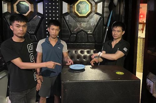 Hai thiếu nữ 'bay lắc' trong quán karaoke vùng ven Hà Nội