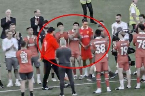 Cầu thủ duy nhất không vỗ tay trong lễ tri ân Klopp