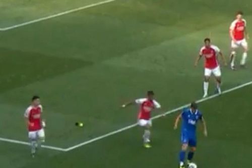 Cầu thủ Arsenal bị rơi giày, vẫn cố tắc bóng