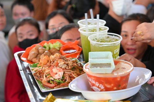 Gỏi đu đủ Ty Thy ở Bình Dương 'vỡ trận' ngày khai trương