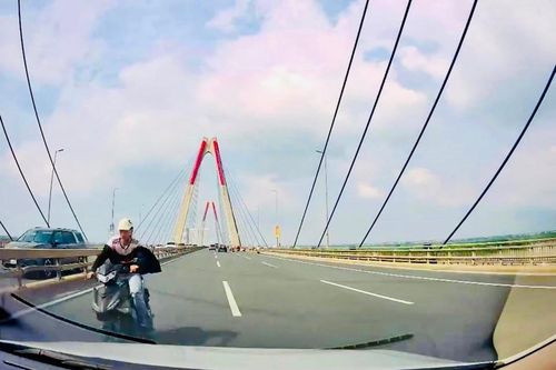Đi xe máy ngược chiều trên cầu Nhật Tân, nam thanh niên bị khởi tố