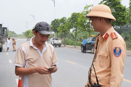 Lập lại trật tự ATGT tại khu vực đường Ỷ Lan - cầu vượt Phú Thụy