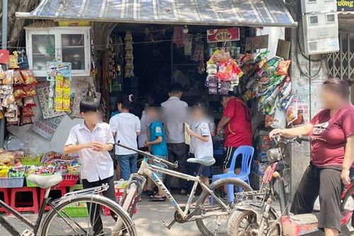 Hà Nội: hàng nghìn mặt hàng thực phẩm trôi nổi bán trước cổng trường học